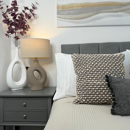 Modern One-Bedroom Apartment Swindon Buitenkant foto