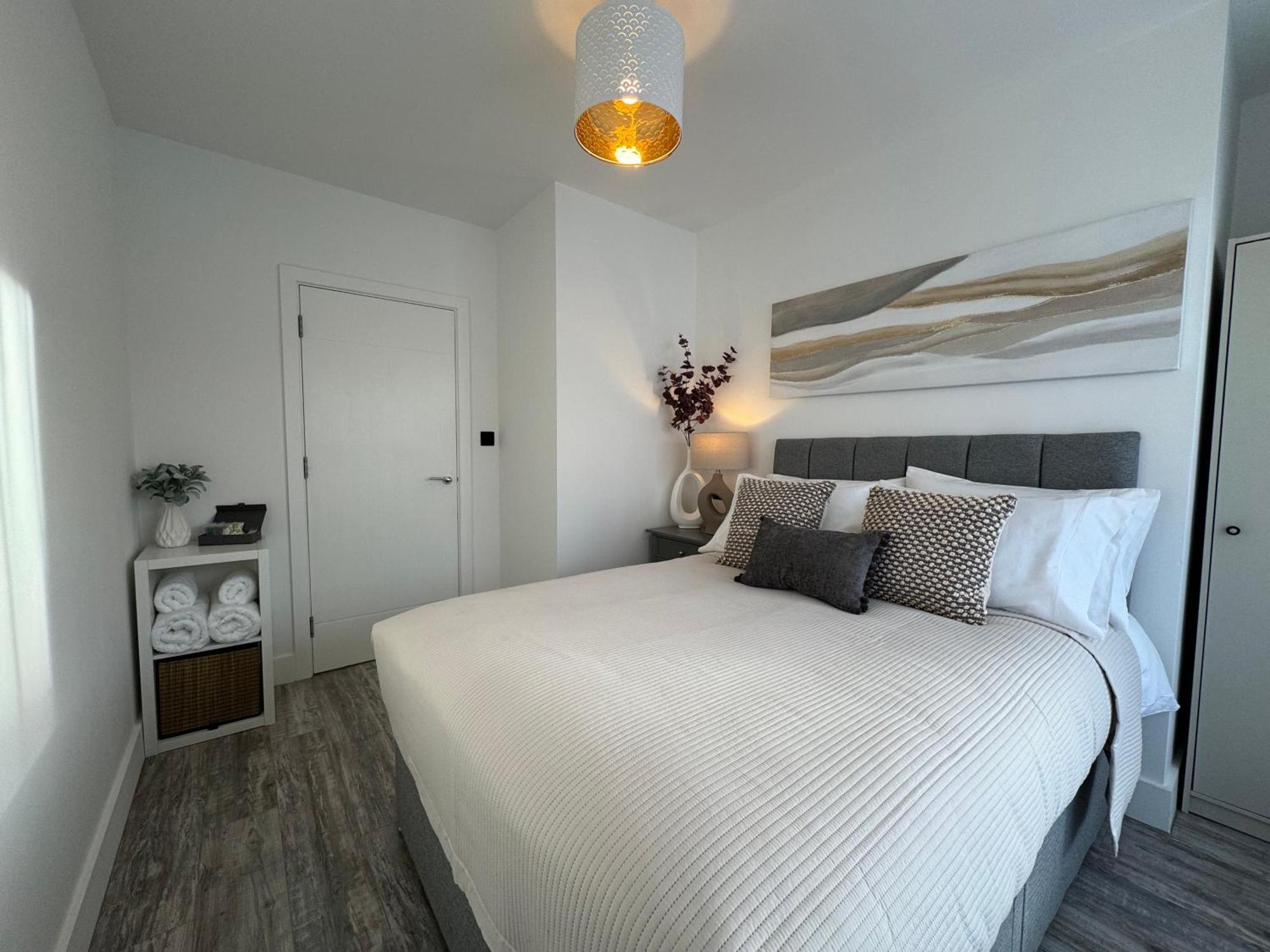 Modern One-Bedroom Apartment Swindon Buitenkant foto