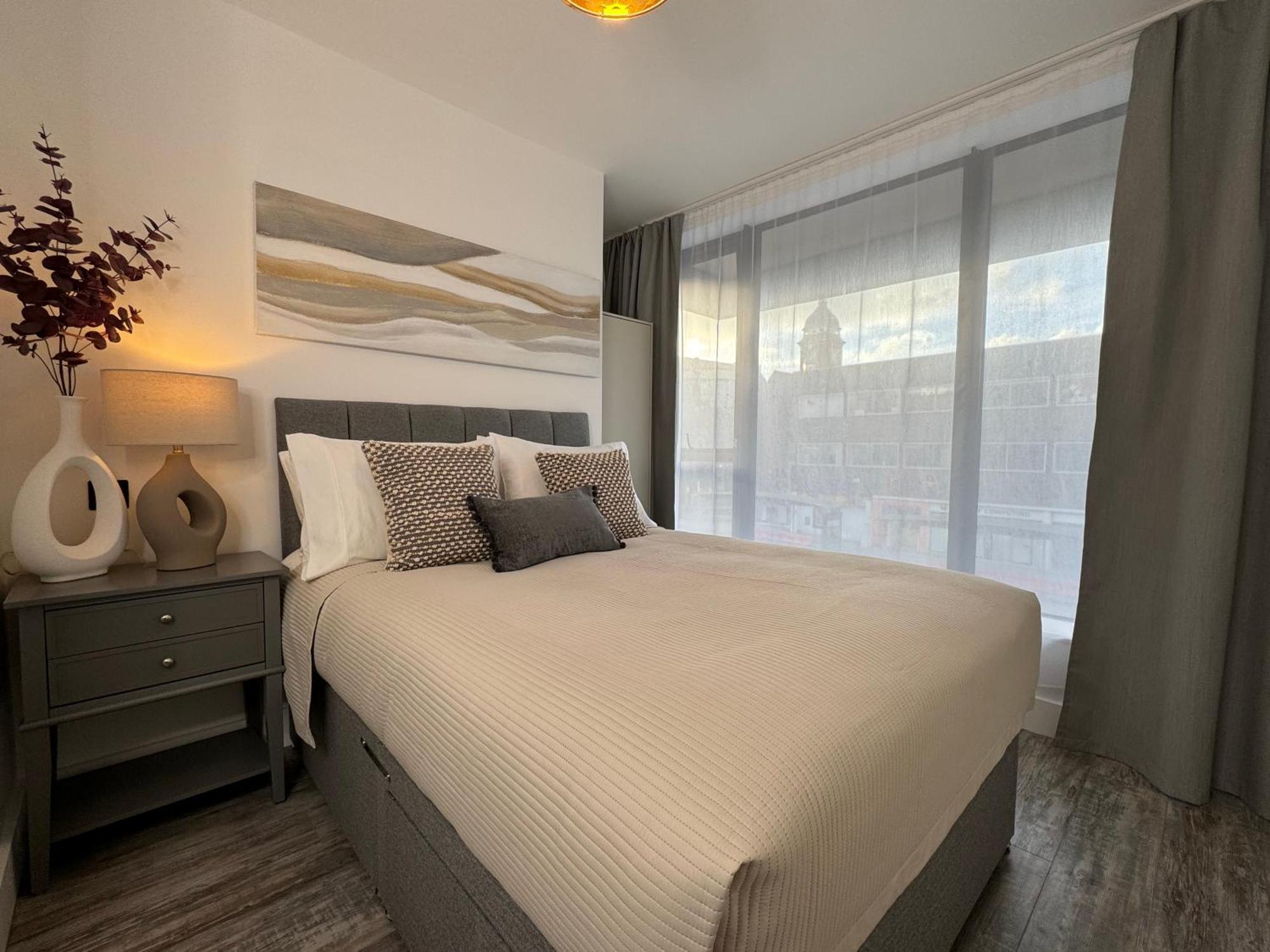 Modern One-Bedroom Apartment Swindon Buitenkant foto