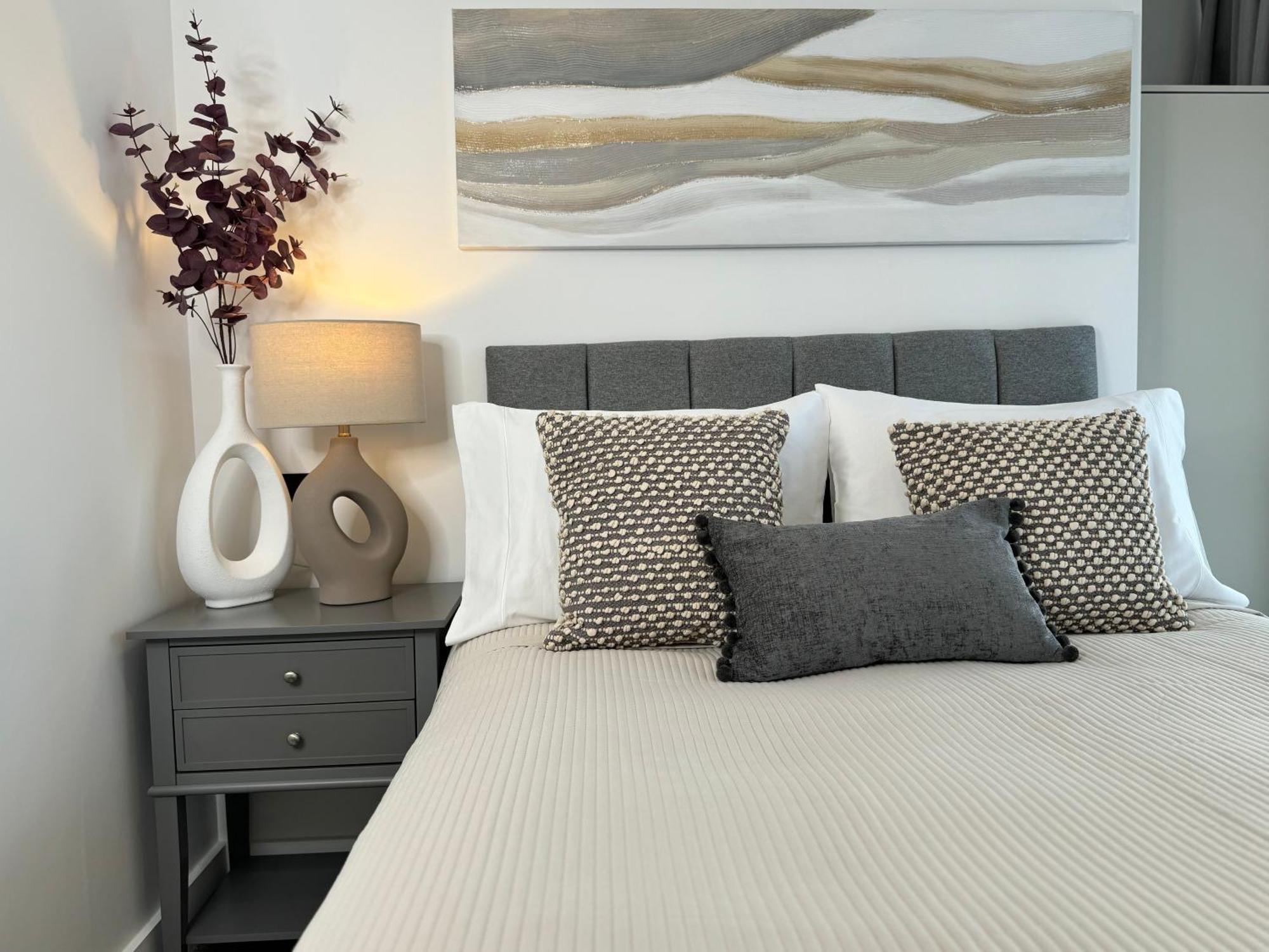Modern One-Bedroom Apartment Swindon Buitenkant foto