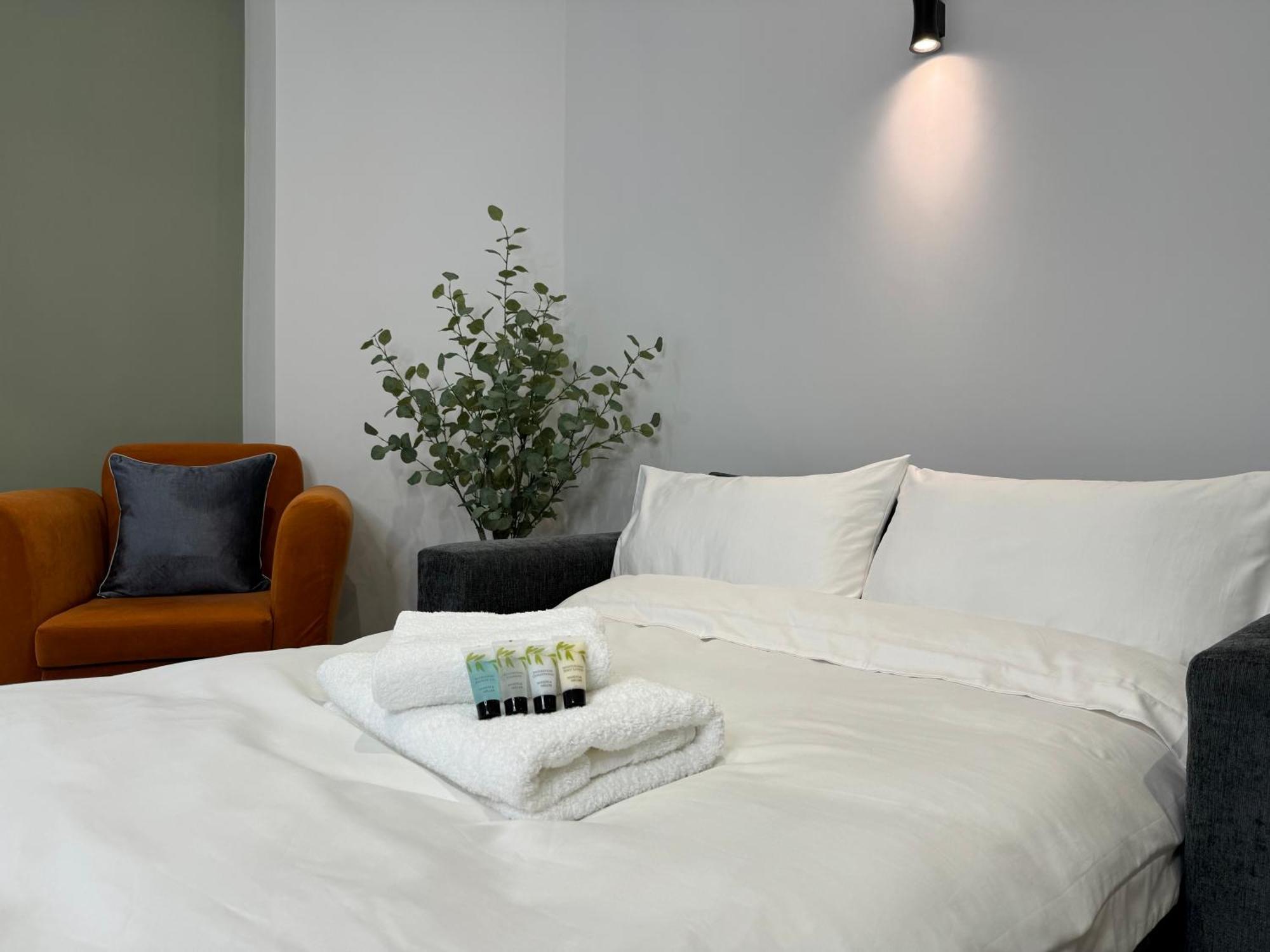 Modern One-Bedroom Apartment Swindon Buitenkant foto